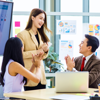 Corporate training session where professionals are learning how to implement and support Korean IT solutions